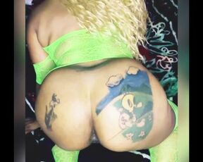 Twerk in green fishnets