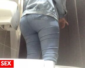 MY COUSIN LIKES TO RECORD HERSELF IN THE BAO OR AT THE SHOPPING CENTER (BIG ASS)