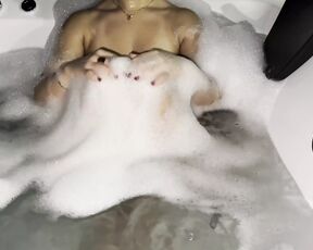 Horny I masturbate in the jacuzzi