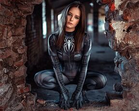 Lost Place photographer is surprised by Spidergirl and gets a perfect blowjob.