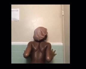 Teen Thot Masturbating In Tub her instagram is kierranz